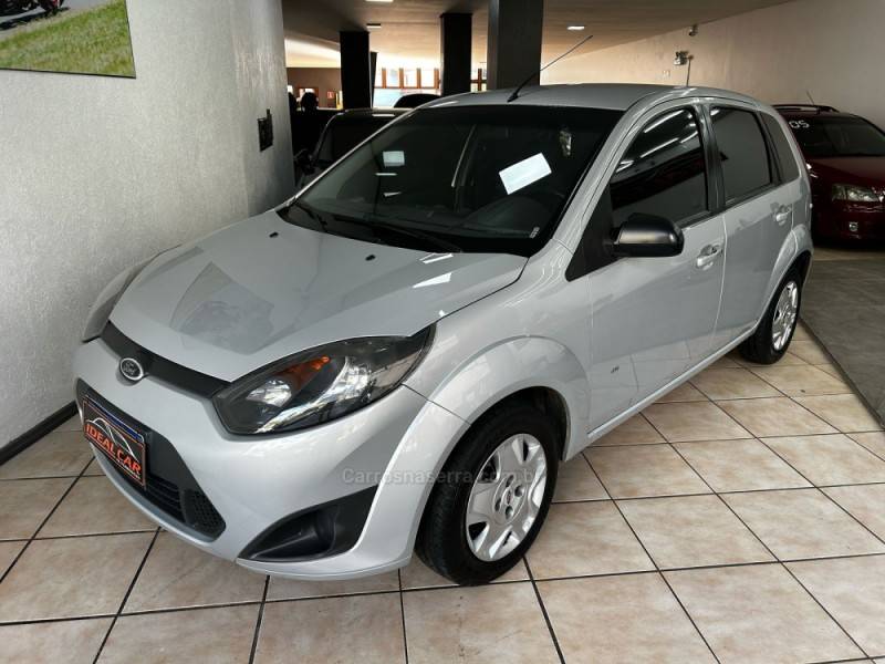 FORD - FIESTA - 2013/2014 - Prata - R$ 34.900,00