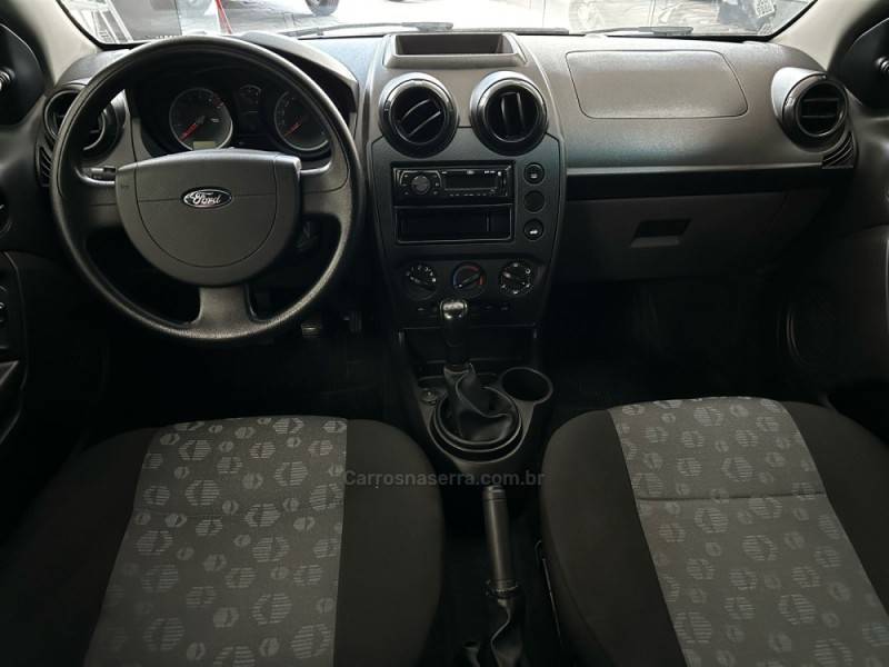 FORD - FIESTA - 2013/2014 - Prata - R$ 34.900,00