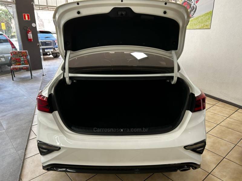 KIA MOTORS - CERATO - 2021/2022 - Branca - R$ 99.800,00