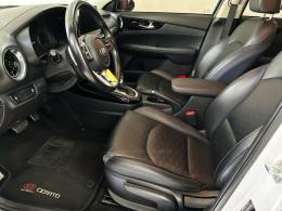 KIA MOTORS - CERATO - 2021/2022 - Branca - R$ 99.800,00