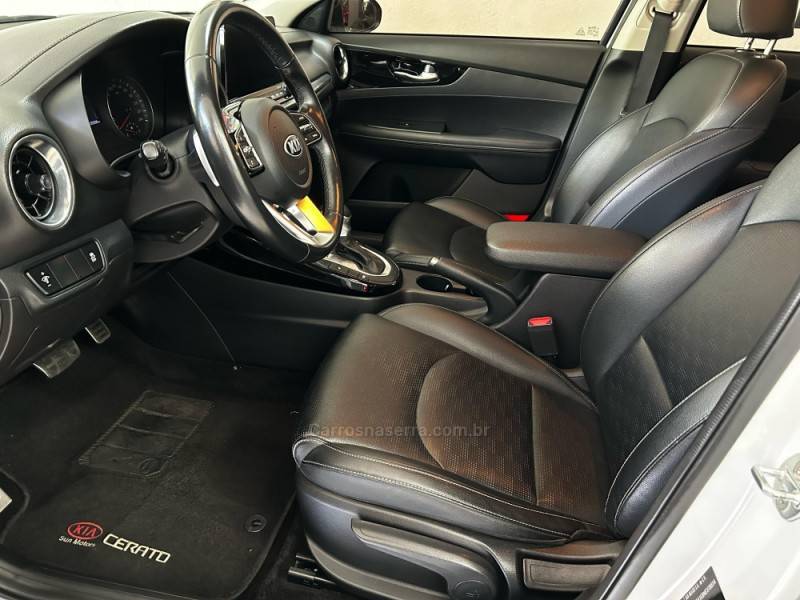 KIA MOTORS - CERATO - 2021/2022 - Branca - R$ 99.800,00