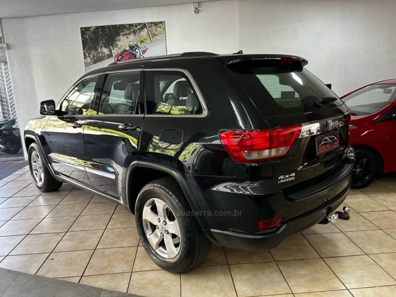 JEEP - GRAND CHEROKEE - 2011/2012 - Preta - R$ 65.900,00