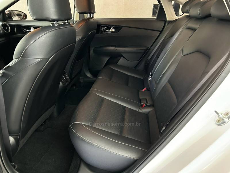 KIA MOTORS - CERATO - 2021/2022 - Branca - R$ 99.800,00