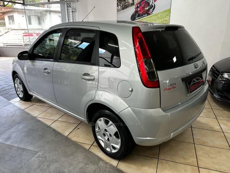FORD - FIESTA - 2013/2014 - Prata - R$ 34.900,00