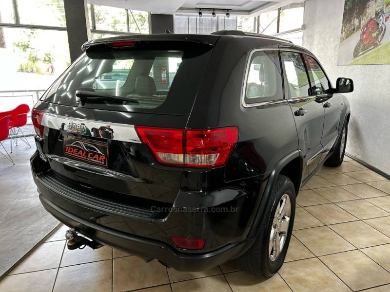 JEEP - GRAND CHEROKEE - 2011/2012 - Preta - R$ 65.900,00