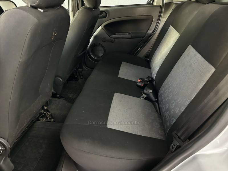 FORD - FIESTA - 2013/2014 - Prata - R$ 34.900,00