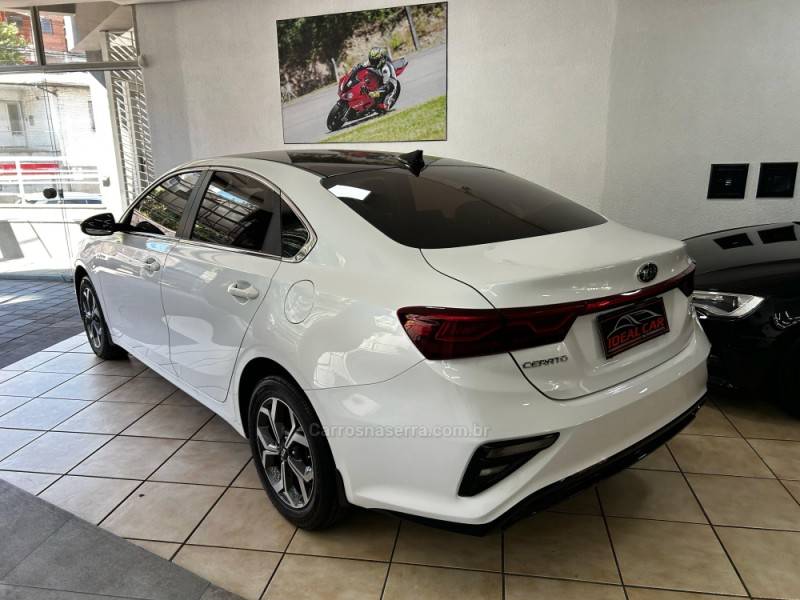 KIA MOTORS - CERATO - 2021/2022 - Branca - R$ 99.800,00