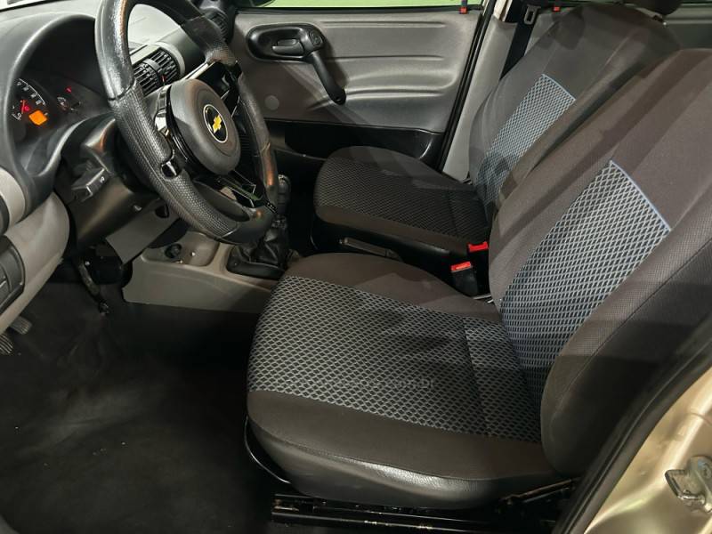 CHEVROLET - CLASSIC - 2012/2013 - Bege - R$ 25.500,00